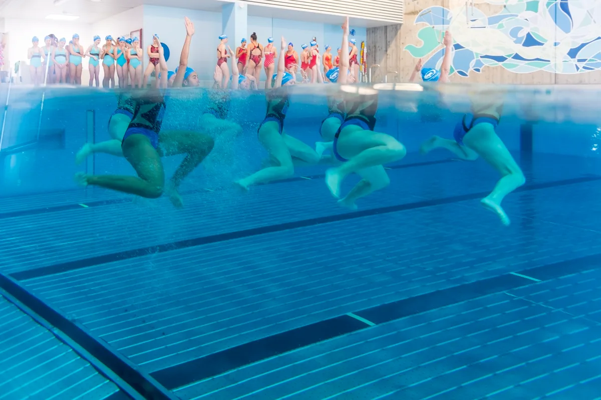 Synchronschwimmerinnen im Becken.